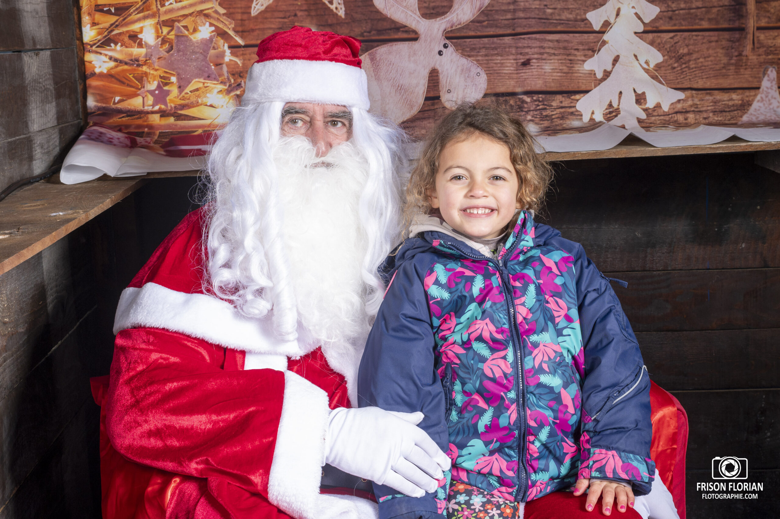 Photo avec le Père Noël lors du Marché de Noël de Saint-Saturnin-lès-Avignon 2023