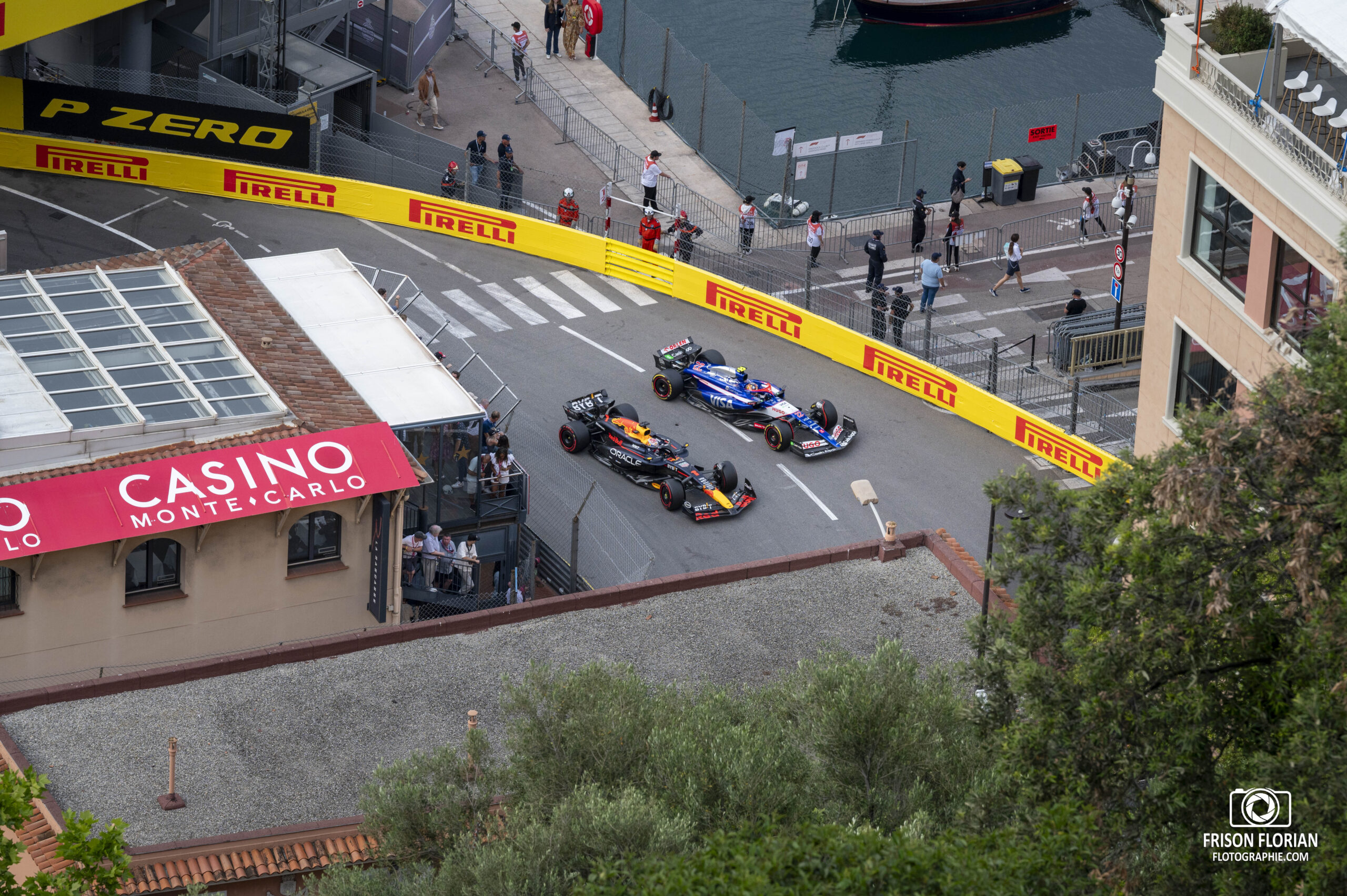 Max Verstappen et Yuki Tsunoda dans le virage de la Rascasse lors du Grand Prix de Formule 1 de Monaco 2024