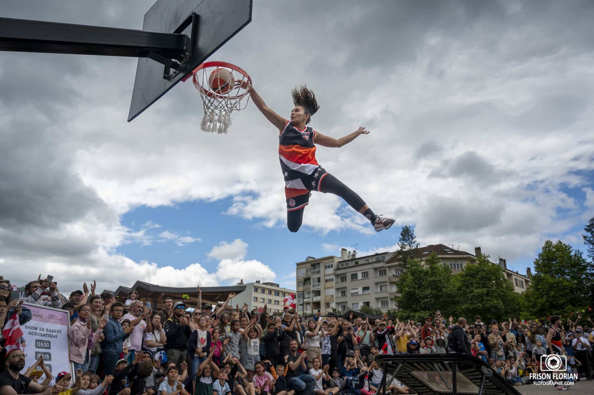 Les Barjots Dunkers lors du passage de la Flamme Olympique à Annemasse en Juin 2024.