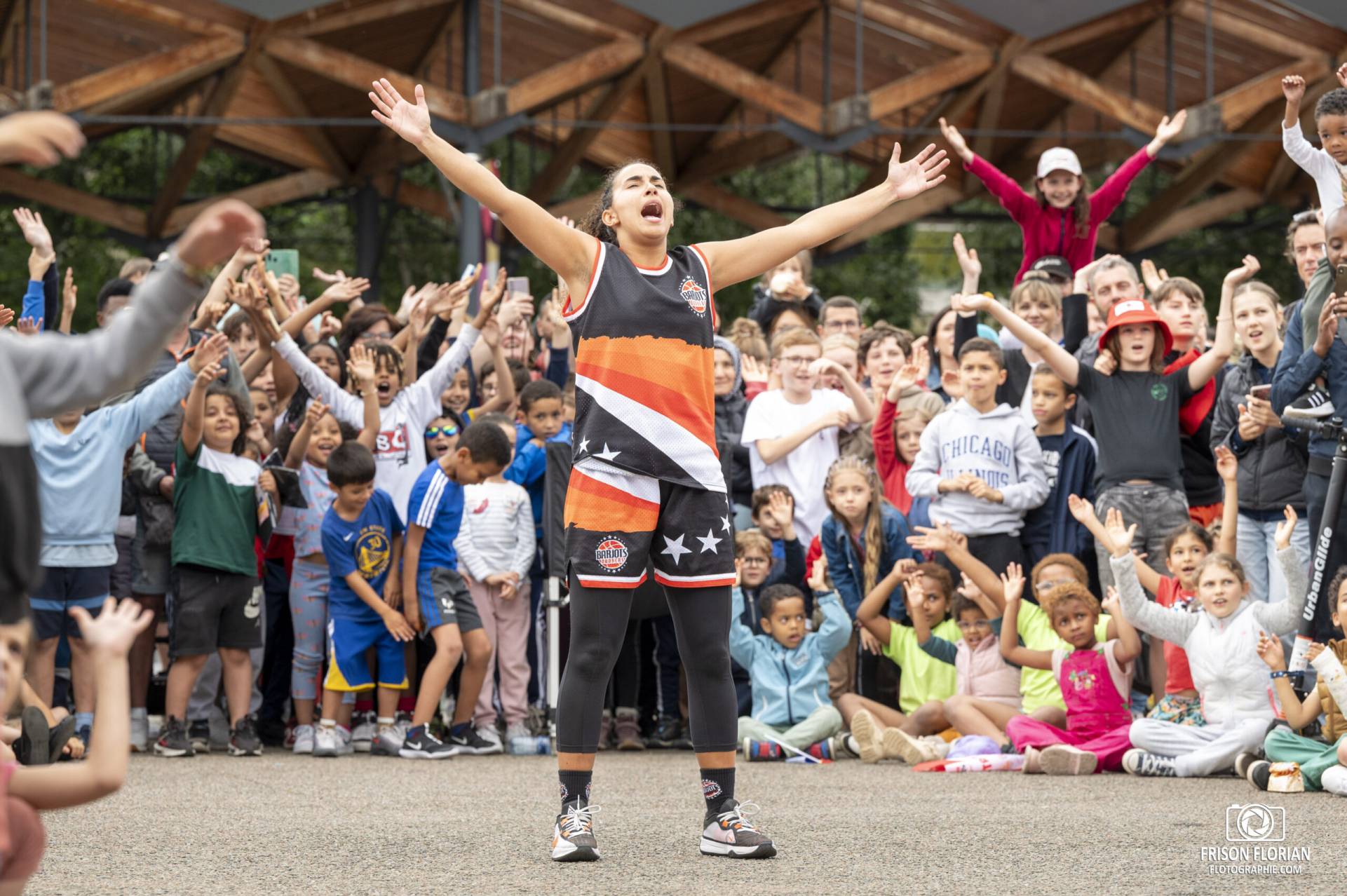 Les Barjots Dunkers lors du passage de la Flamme Olympique à Annemasse en Juin 2024.