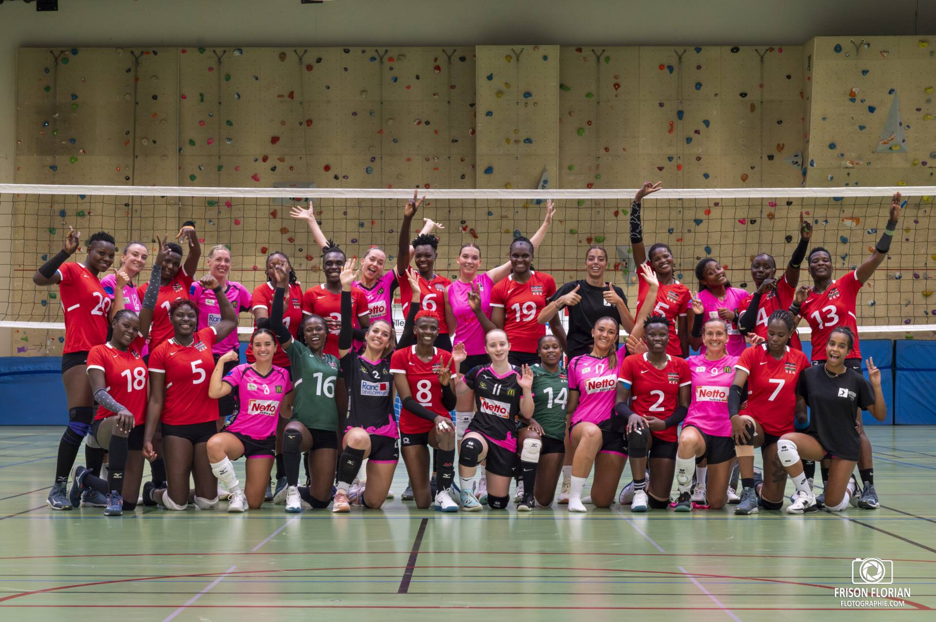 Les équipes de Volley-Ball du Kenya et d'Istres, lors d'un match de préparation à Miramas pour les Jeux Olympiques de Paris 2024